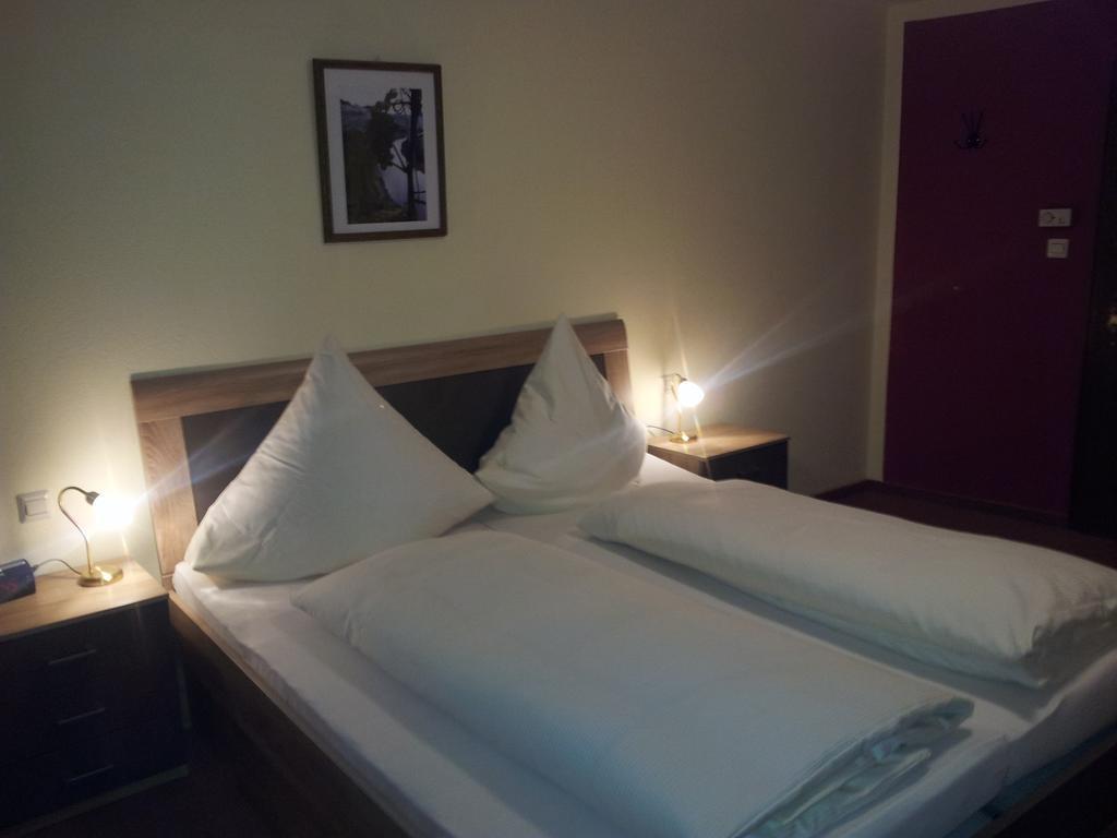 Hotel Zur Winzergenossenschaft 에른스트 외부 사진