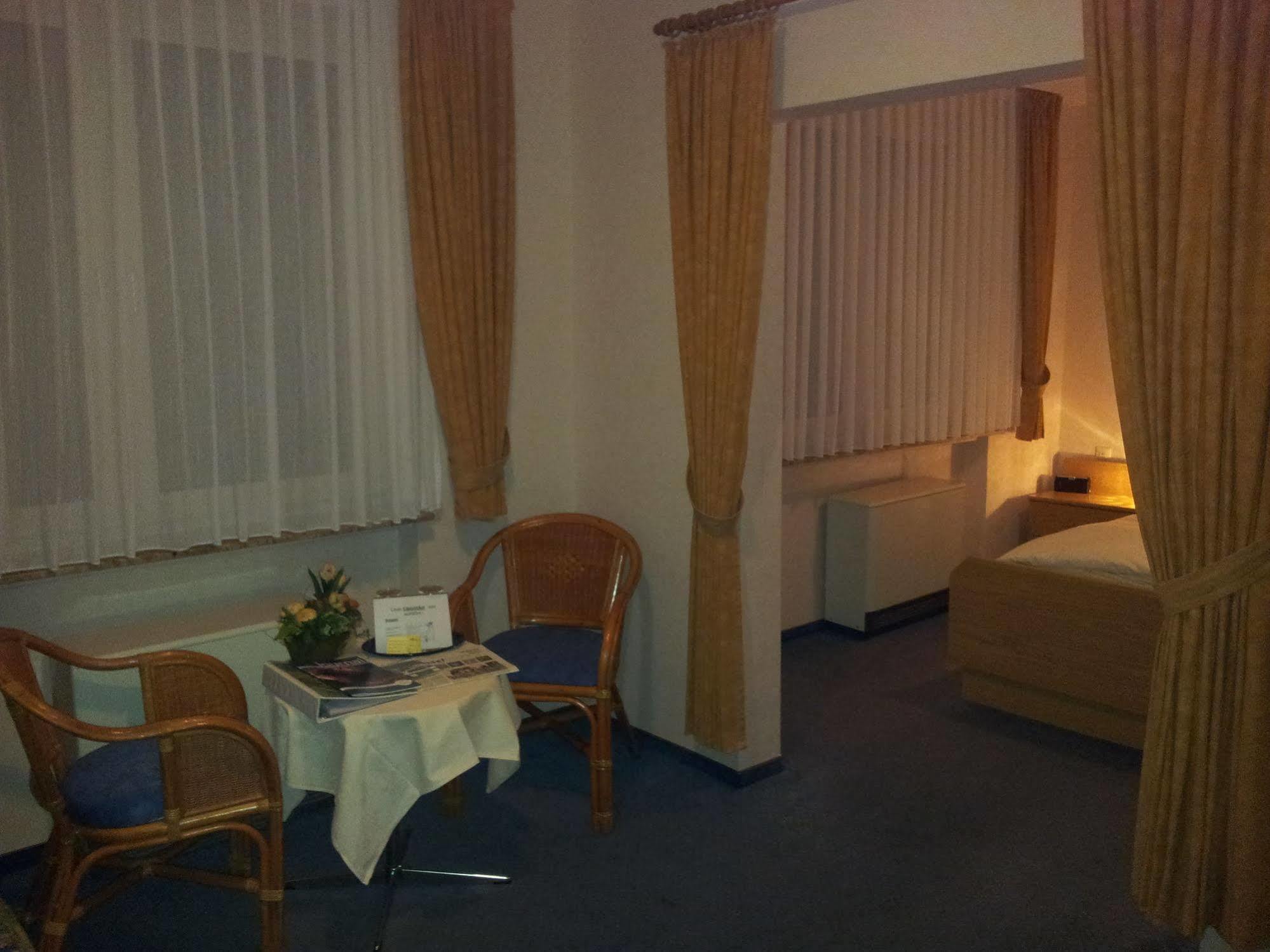 Hotel Zur Winzergenossenschaft 에른스트 외부 사진