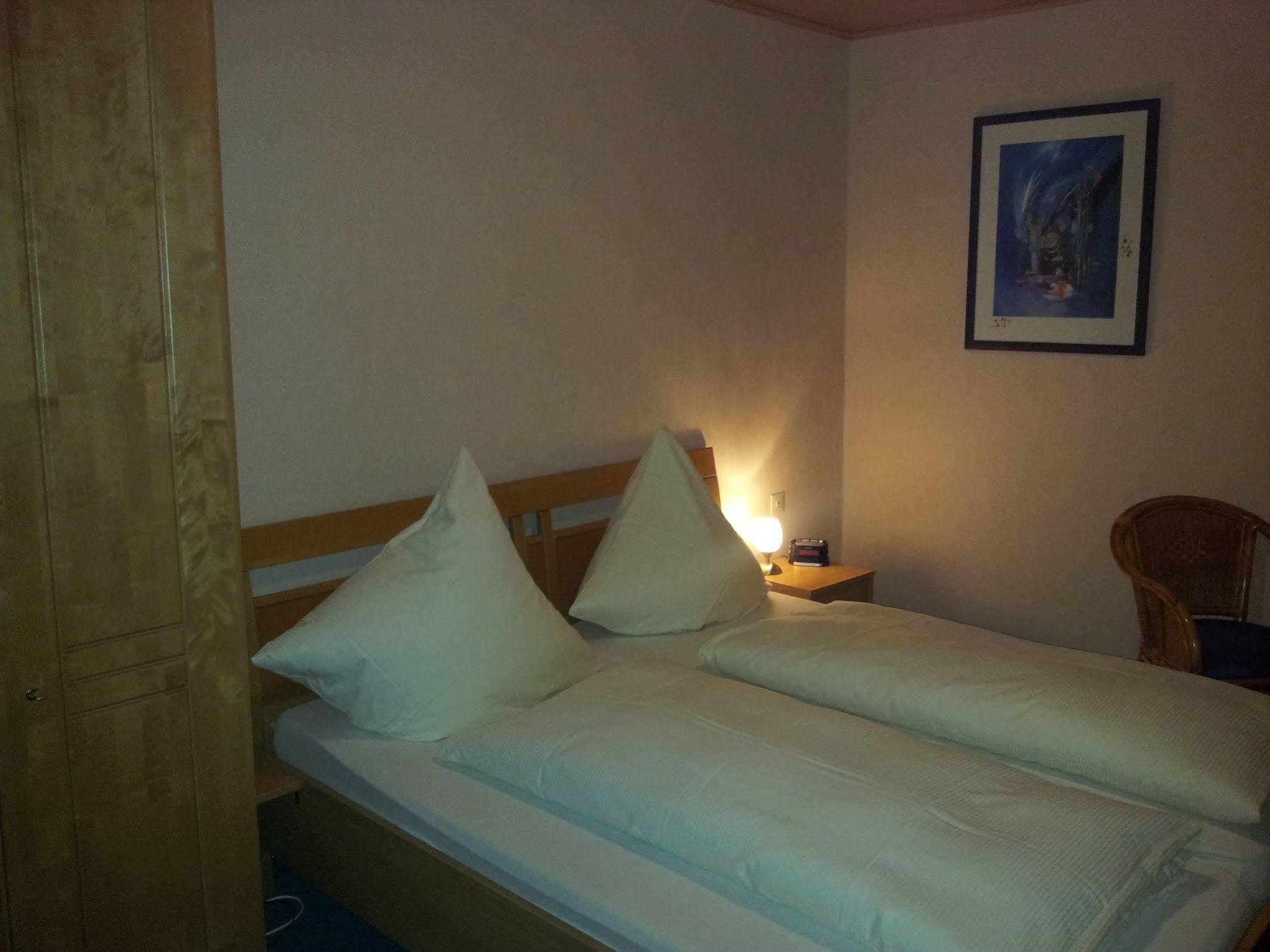 Hotel Zur Winzergenossenschaft 에른스트 외부 사진